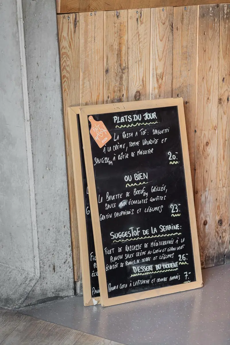 L’ardoise des plats du jour, à l’entrée