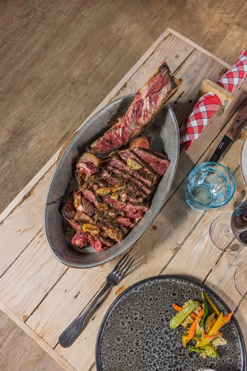 Une pièce de bœuf servie sur ardoise