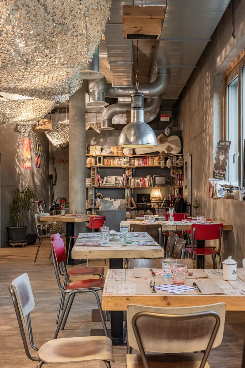 La salle de Chez TOF, cuisine ouverte et plafond de laiton